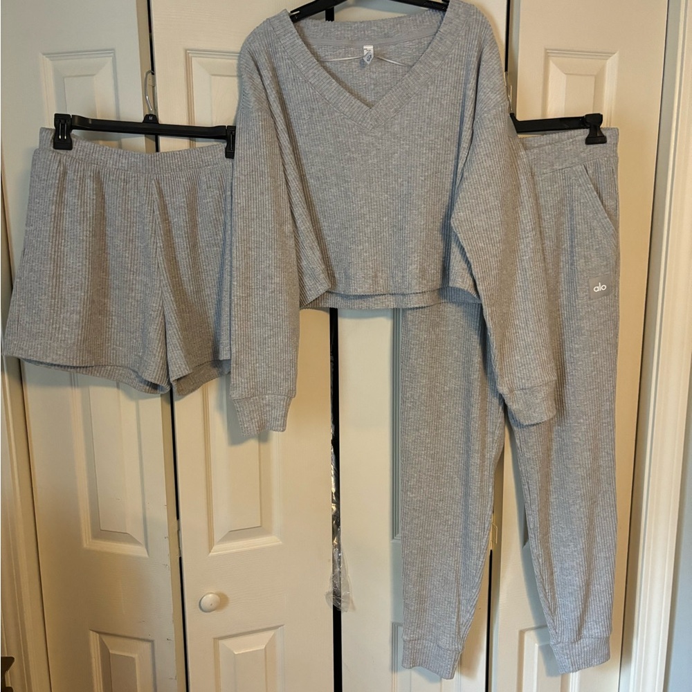 Like new- Alo Yoga Muse Set